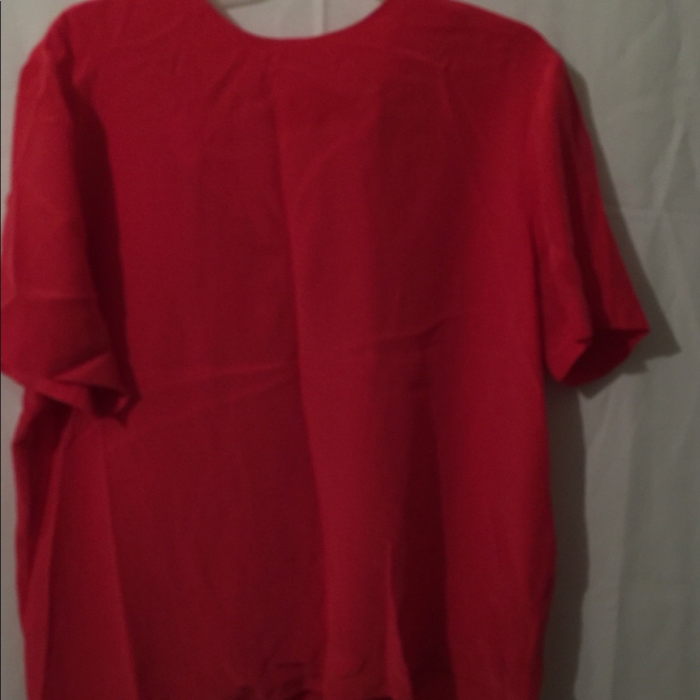 Beautiful red silk/polyester short-sleeved blouse